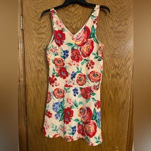 Everly Shift Dress in Peach Floral, size S with v-neck.